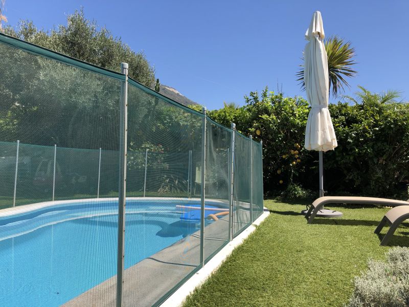 Easy to Install Mesh Fence